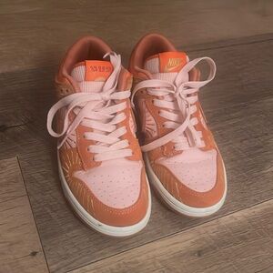 Women’s Nike dunks low, winter solstice.